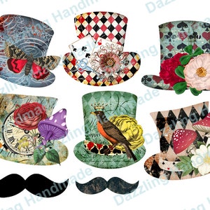 Op de afbeelding: Set van zes grillige hoge hoeden met verschillende ontwerpen, waaronder een klok, speelkaarten, bloemen, paddenstoelen en een vogel. De hoeden zijn in tinten blauw, rood, groen en zwart. Er zijn ook twee zwarte snorren.