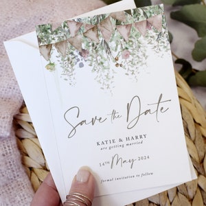 Cartões de reserva de data Whimsical Barn A6, cartões de reserva de data Boho Wedding, cartões de reserva de data rústicos, casamento em celeiro, bandeirinhas, folhagens, rosa blush