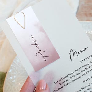 Menú de boda en vitela y etiqueta con nombre de invitado, tarjeta de nombre de boda, tarjeta de lugar de boda, menú con clip dorado, colección 'Dusky Pink'