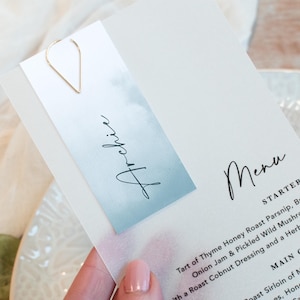 Menú de boda en vitela y etiqueta con nombre de invitado, tarjeta de nombre de boda, tarjeta de lugar de boda, menú con clip dorado, colección "Ocean Blue"