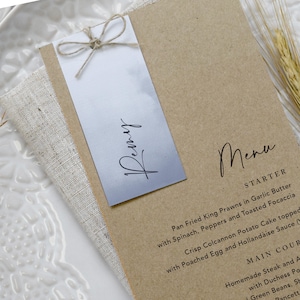 Menu de mariage et plaque signalétique d'invité, cartes de menu pour le dîner, carte de lieu de mariage, menu à clip doré, carte de visite de mariage, collection « Kraft et bleu hiver »