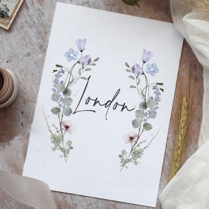 Cartes de visite pour table de mariage, numéros de table de réception, vert sauge, bleu, imprimés. Collection « Pervenche florale »