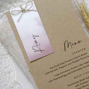 Menu de mariage et plaque signalétique d'invité, cartes de menu pour le dîner, carte de lieu pour mariage, menu à clip doré, collection « Kraft et rose sombre »