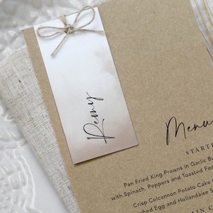Menú de boda y etiqueta con el nombre de los invitados, tarjetas para el menú de la cena, tarjeta para el lugar de la boda, menú con clip dorado, tarjeta con el nombre de la boda, colección 'Kraft and mocha'
