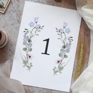 Cartes de numéro de table floral pervenche, numéros de table de réception, cartes de numéros de table de mariage, eucalyptus, vert sauge, fleurs sauvages, bleu, imprimé