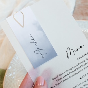 Menú de boda en vitela y etiqueta con nombre de invitado, tarjeta de nombre de boda, tarjeta de lugar de boda, menú con clip dorado, colección 'Winter Blue'