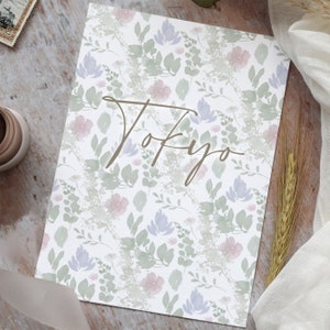 Cartes de visite pour table de mariage, numéros de table de réception, vert sauge, bleu, imprimés. Collection « Fleurs sauvages »