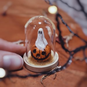 以下が含まれることがあります： 黒い持ち手と「But First, Coffee」のテキストが黒い太字で書かれた白いセラミックマグ。マグは白い表面に置かれています。マグは温かい飲み物用である可能性が高いです。