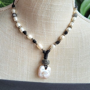 Lovely pearl necklace hand knotted on black leather.