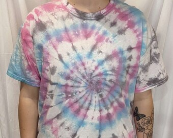 Tie Dye White, Gray, Pink & Blue Spiral Design Shirt in Men's Size XL