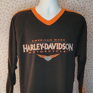 Chemise vintage à manches longues et col en V Harley Davidson des années 90, HD de Reno Nevada, rayures orange le long des deux manches, impression dans le dos, taille homme grand