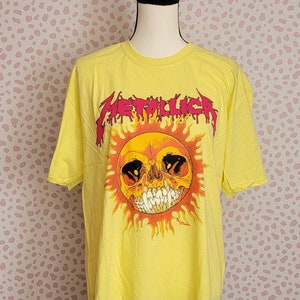 Metallica Gelb Flammende Sonne Vintage Style Konzert-T-Shirt in Männergröße, hochwertiges Softstyle-T-Shirt von MerchTraffic