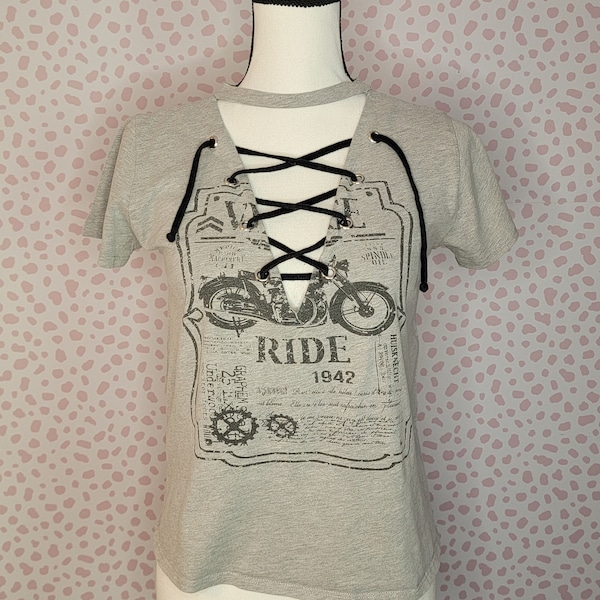 Biker Lace Up V-Neck Women's Tee, Size Small, American Rebel, Gray & Black