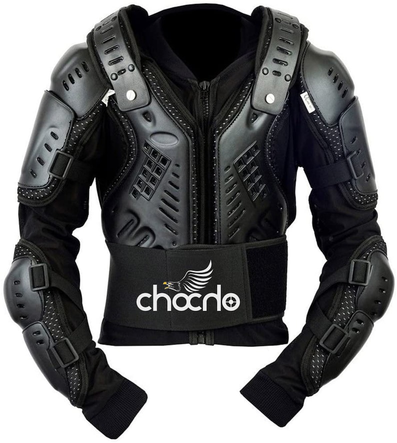 Op de afbeelding: Zwarte motorfiets bepantsering jas met beschermende vulling op de borst, rug, schouders en ellebogen. De jas heeft een zwarte elastische tailleband met het logo "Chocho" in wit.