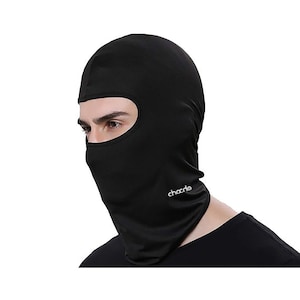 K&ouml;nnte beinhalten: Eine schwarze Sturmhaube mit einem Loch f&uuml;r die Augen und dem Wort "chacdo" auf der Seite.