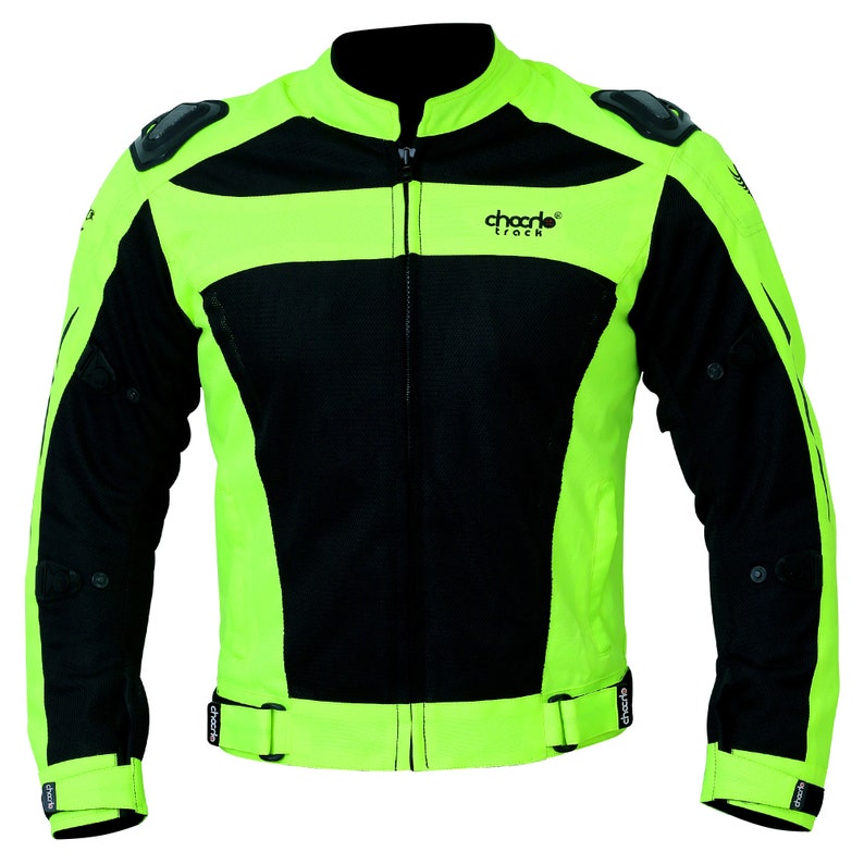 K&ouml;nnte beinhalten: Eine schwarze und neongr&uuml;ne Motorradjacke mit dem Text "charlo track" auf der Brust. Die Jacke hat reflektierende Akzente und verstellbare Riemen.