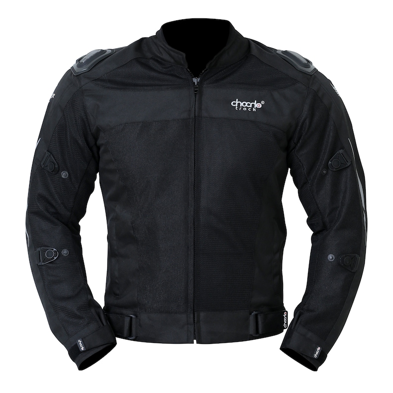 K&ouml;nnte beinhalten: Schwarze Motorradjacke mit Mesh-Eins&auml;tzen und dem Schriftzug "Chocho" Track auf der Brust.