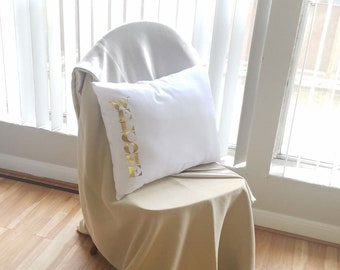 Almohadas de decoración para el hogar que acentúan una habitación