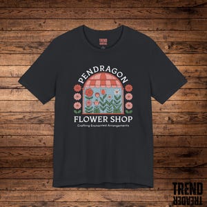 Howl's bewegliches Schloss Blumen-Shop-Shirt Studio Ghibli inspiriert T-Shirt Miyazaki Magie Blumen T-Shirt Verzauberte Garten-Shirt Sophie & Howl Geschenk Bild 4