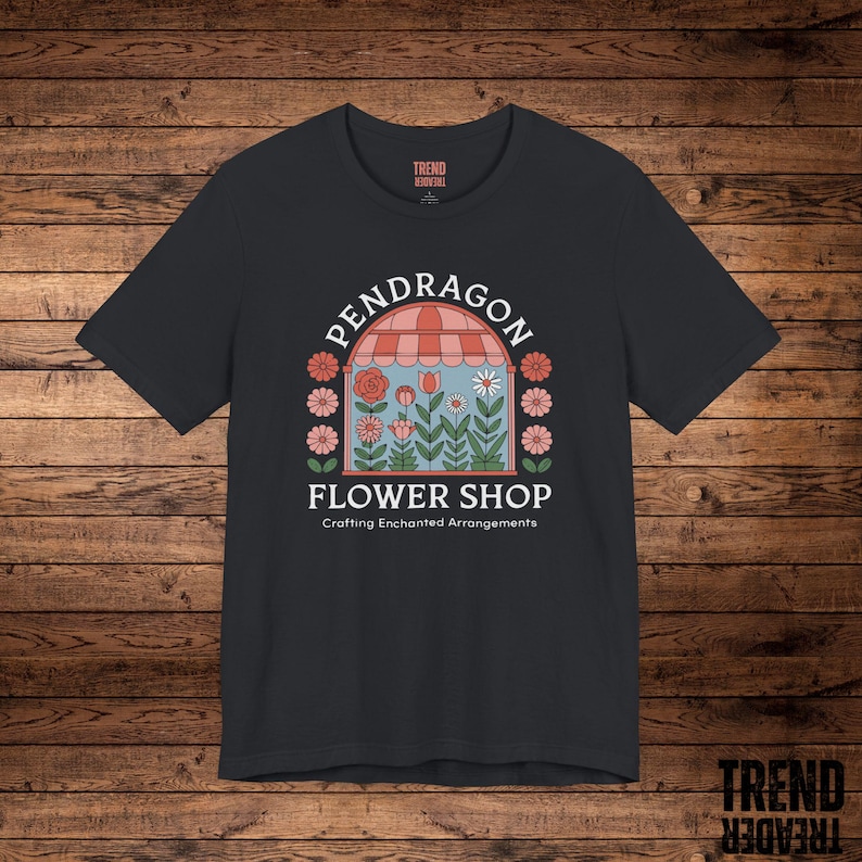 Howl's bewegliches Schloss Blumen-Shop-Shirt Studio Ghibli inspiriert T-Shirt Miyazaki Magie Blumen T-Shirt Verzauberte Garten-Shirt Sophie & Howl Geschenk Bild 4
