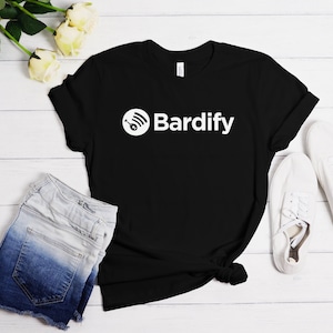 Puede incluir: Camiseta negra con un logotipo blanco que dice "Bardify" y un icono blanco de una nota musical con una señal wifi.