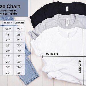 K&ouml;nnte beinhalten: Gr&ouml;&szlig;entabelle f&uuml;r ein Unisex-T-Shirt mit Ma&szlig;en in Zoll f&uuml;r Breite und L&auml;nge. Die Tabelle umfasst die Gr&ouml;&szlig;en XS bis 5XL.