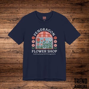 Howl's bewegliches Schloss Blumen-Shop-Shirt Studio Ghibli inspiriert T-Shirt Miyazaki Magie Blumen T-Shirt Verzauberte Garten-Shirt Sophie & Howl Geschenk Bild 7