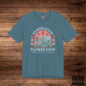 Howl's bewegliches Schloss Blumen-Shop-Shirt Studio Ghibli inspiriert T-Shirt Miyazaki Magie Blumen T-Shirt Verzauberte Garten-Shirt Sophie & Howl Geschenk Bild 5