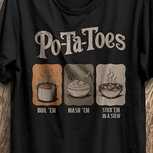 Puede incluir: Una camiseta negra con un gráfico blanco de diferentes formas de preparar patatas. El gráfico dice "PoTa-Toes" y muestra tres ilustraciones: "Boil 'Em", "Mash 'Em" y "Stick 'Em in a Stew".