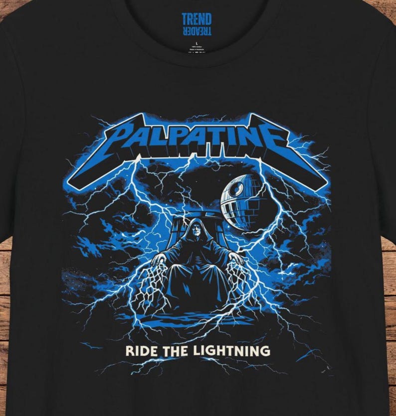K&ouml;nnte beinhalten: Schwarzes T-Shirt mit einem blauen Aufdruck, der das Wort "Palpatine" in einer stilisierten Schrift, Blitze und eine Darstellung von Darth Sidious zeigt. Der Text "Ride the Lightning" steht darunter.