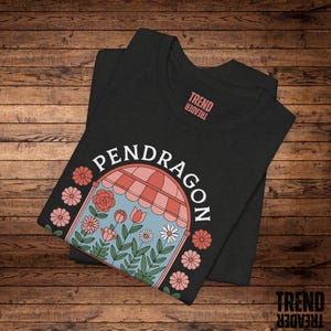 Howl's bewegliches Schloss Blumen-Shop-Shirt Studio Ghibli inspiriert T-Shirt Miyazaki Magie Blumen T-Shirt Verzauberte Garten-Shirt Sophie & Howl Geschenk Bild 3