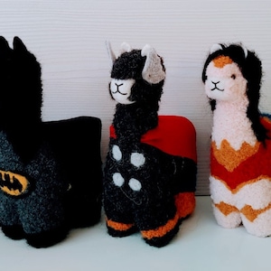 Superhéroes Alpaca de 20 cm de altura. Hecho a mano con lana de alpaca en Perú.