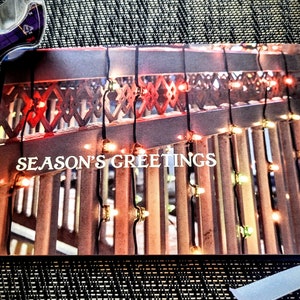 Carte de Noël - Guirlandes lumineuses Seasons Greetings Lumières de Noël scintillantes plates colorées, finition nacrée (style carte postale)