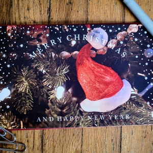 Carte de Noël - Bonnet de Noel joyeux Noël et bonne année, finition nacrée plate (style carte postale) Bordure flocons de neige