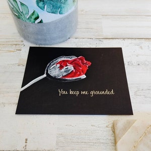 Valentinstag/Mental Health Notizkarte - Rote Mohnblume You Keep Me Grounded Soft Pastell Print