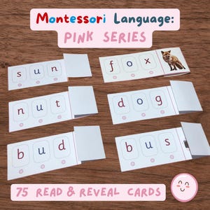 Op de afbeelding: Montessori Pink Series taalleerkaarten. De kaarten bevatten woorden als "sun", "nut", "bud", "fox", "dog" en "bus". Elke kaart heeft een flap om het woord te onthullen. De tekst "75 READ & REVEAL CARDS" is ook opgenomen.