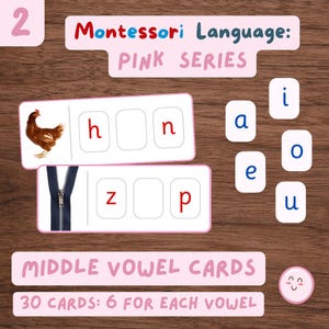 Pode incluir: Cartões de aprendizagem da língua Montessori Pink Series. A imagem mostra cartões com uma ilustração de galinha, uma ilustração de zíper e letras de vogais. O texto nos cartões diz "Middle Vowel Cards" e "30 cartões: 6 para cada vogal."