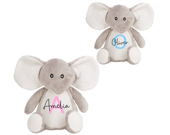 Puede incluir: Dos peluches de elefante gris con nombres bordados. El elefante de la izquierda tiene el nombre "Amelia" bordado en rosa con una letra "A" rosa. El elefante de la derecha tiene el nombre "Oliver" bordado en azul con una letra "O" azul.