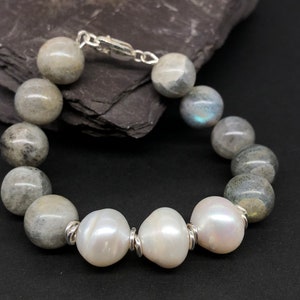 Labradorite and White Freshwater cultured pearl Bracelet