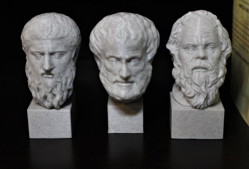 Puede incluir: Tres bustos de yeso blanco de hombres con barba, cada uno sobre una base cuadrada. Los bustos son de hombres diferentes, cada uno con rasgos faciales y peinados &uacute;nicos.