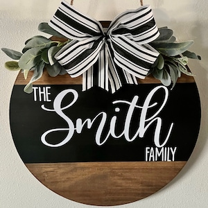 Personalized Family Last Name Sign, Front Door Hanger, Family Name Gift, Round Last Name Front Door Sign, Closing Gift, Mothers Day Gift Black w/white font