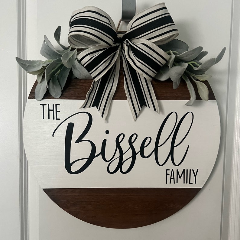 Personalized Family Last Name Sign, Front Door Hanger, Family Name Gift, Round Last Name Front Door Sign, Closing Gift, Mothers Day Gift White w/black font