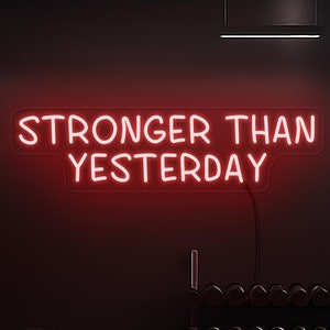 Silniejszy niż wczoraj neonowy znak, neonowy znak GYM, motywacyjny neonowy znak, neonowy znak treningu, neonowy znak fitness, dekoracja ścienna Home GYM