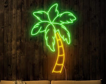 Könnte beinhalten: Ein Neon-Palmen-Leuchtmittel mit grünen Blättern und gelbem Stamm ist an einer dunklen Holzwand angebracht. Vor der Wand befinden sich ein beiges Sofa, ein kleiner runder Tisch und ein gemusterter Teppich.