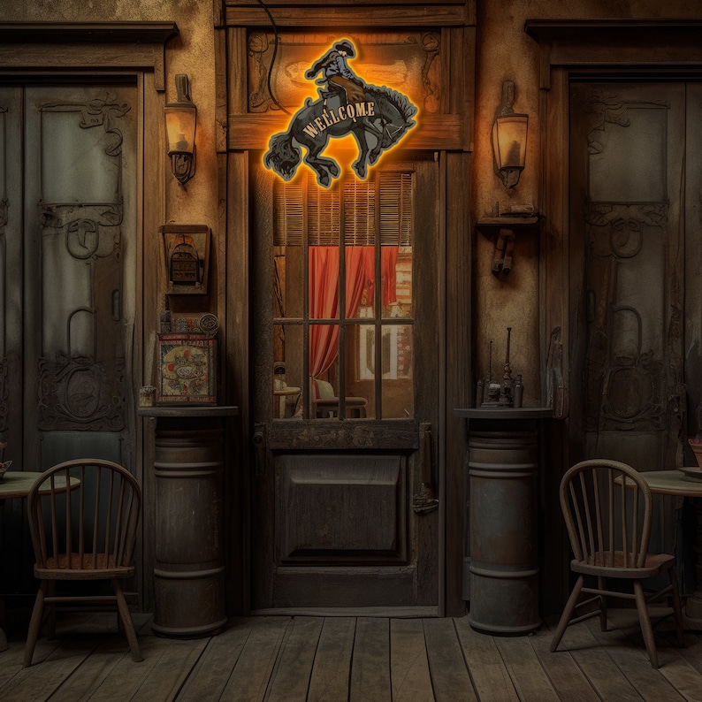 Op de afbeelding: Een rustieke houten deur met een gloeiend neon-bord met de tekst "WELCOME" waarop een cowboy te paard te zien is. Het bord hangt boven een houten deur met een raamkozijn. Aan weerszijden van de deur staan twee houten vaten.