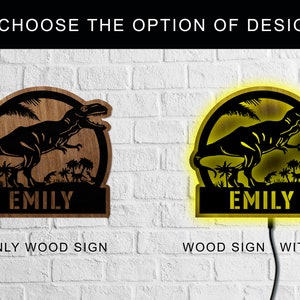 Pu&ograve; includere: Due cartelli in legno con una silhouette di dinosauro e il nome "EMILY" su di essi. Il cartello a sinistra &egrave; un cartello in legno semplice. Il cartello a destra &egrave; un cartello in legno con una luce LED incorporata.