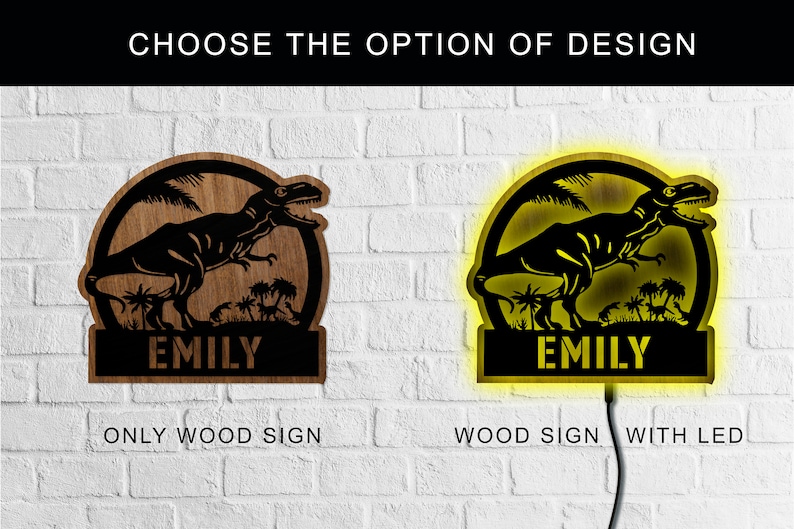 Pu&ograve; includere: Due cartelli in legno con una silhouette di dinosauro e il nome "EMILY" su di essi. Il cartello a sinistra &egrave; un cartello in legno semplice. Il cartello a destra &egrave; un cartello in legno con una luce LED incorporata.