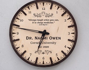 Horloge de docteur personnalisée, horloge de docteur personnalisée, cadeau de docteur personnalisé, cadeaux en bois de docteur, montre de docteur, horloge en bois gravée