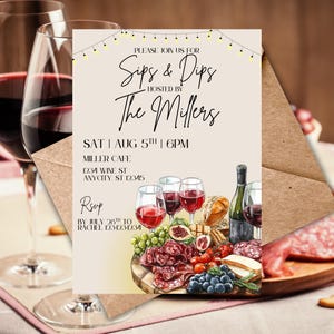 Puede incluir: Una invitación para "Sips & Dips" organizada por The Millers, con una ilustración en acuarela de copas de vino, una botella de vino y una tabla de embutidos. La invitación incluye la fecha, la hora y el lugar. Dos copas de vino llenas de vino tinto están en primer plano.