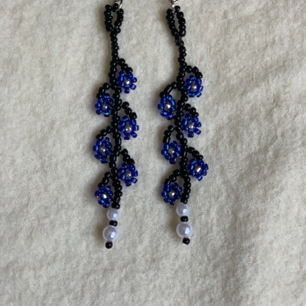 Handmade Flower Dangle Earrings w/Pearls (Seed Beads) - Pendientes Colgantes Hechos A Mano Con Flores y Perlas (Cuentas de Semilla)